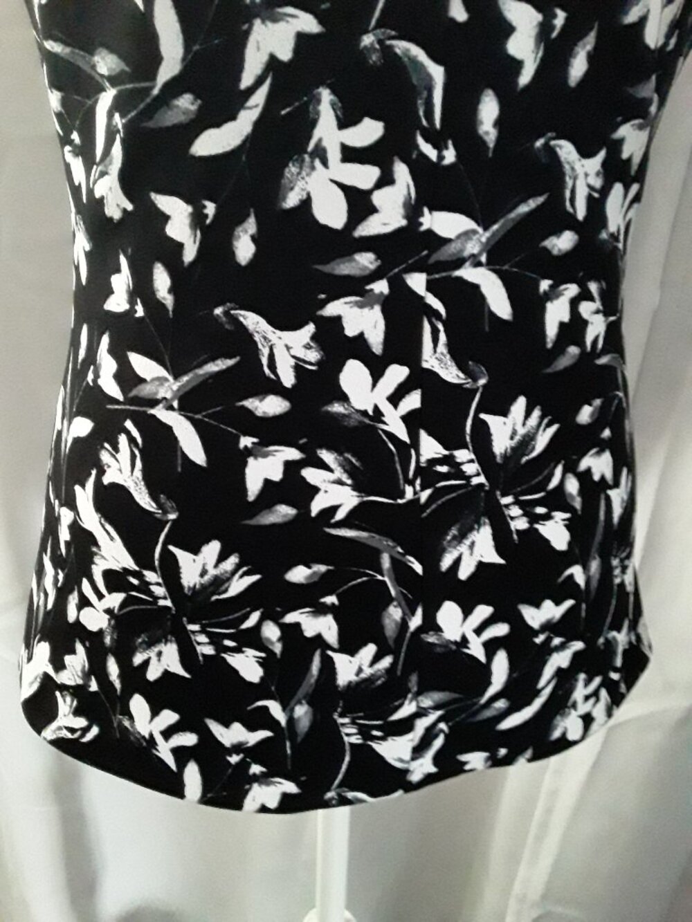 White House Black Market lovely black and white halter top size S - Picture 8 of 10